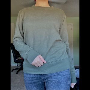 Cozy army green sweatshirt!🐊